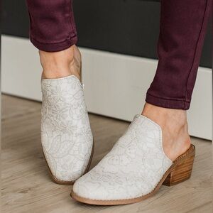 VERY G Creamy White Floral Embossed CROWN Slide On Mules Clogs Heels Shoes Sz 8